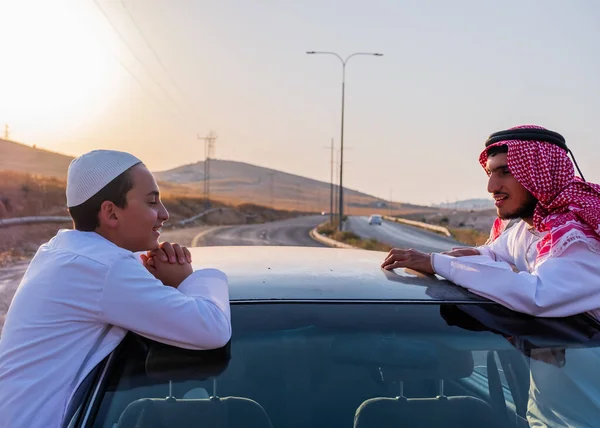 Gelukkig Arabisch Gezin Buiten Het Autoraam Zwaaiend Naar Elkaar — Stockfoto