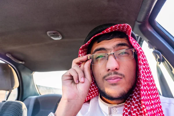 Arabe Musulman Homme Intérieur Voiture Vérifier Ses Yeux Avec Des — Photo