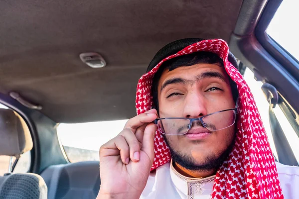 Arabský Muslim Uvnitř Svého Auta Kontroluje Své Oči Dalekohledem — Stock fotografie