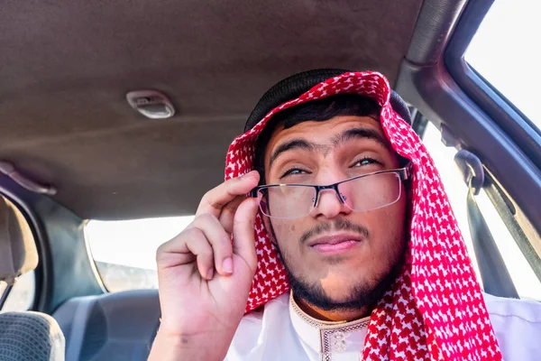 Arabe Musulman Homme Intérieur Voiture Vérifier Ses Yeux Avec Des — Photo