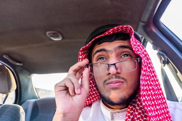 Arap Müslüman Adam Arabasının Içinde Gözlükleriyle Gözlerini Kontrol Ediyor — Stok fotoğraf