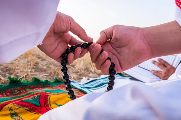 Arabische Mensen Buiten Bidden Voor God Natuur — Stockfoto