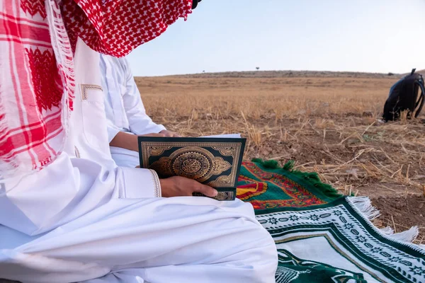 Arabische Mensen Buiten Bidden Voor God Natuur — Stockfoto