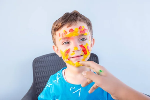 Chico Jugando Con Colores Usando Sus Manos Cara —  Fotos de Stock