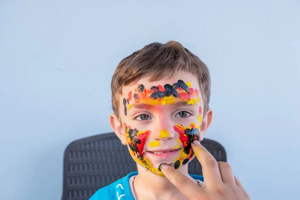 Menino Brincando Com Cores Usando Suas Mãos Seu Rosto — Fotografia de Stock