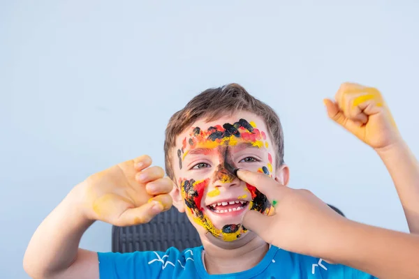 Menino Brincando Com Cores Usando Suas Mãos Seu Rosto — Fotografia de Stock