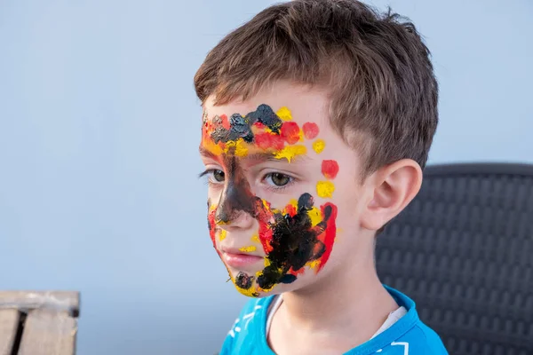 Chico Jugando Con Colores Usando Sus Manos Cara —  Fotos de Stock