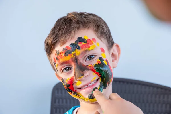 Menino Brincando Com Cores Usando Suas Mãos Seu Rosto — Fotografia de Stock