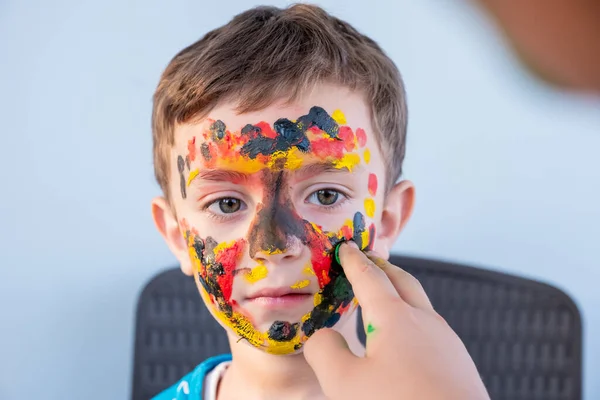 Menino Brincando Com Cores Usando Suas Mãos Seu Rosto — Fotografia de Stock