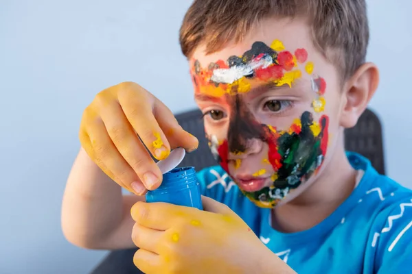 Menino Brincando Com Cores Usando Suas Mãos Seu Rosto — Fotografia de Stock