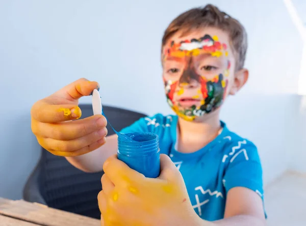 Menino Brincando Com Cores Usando Suas Mãos Seu Rosto — Fotografia de Stock