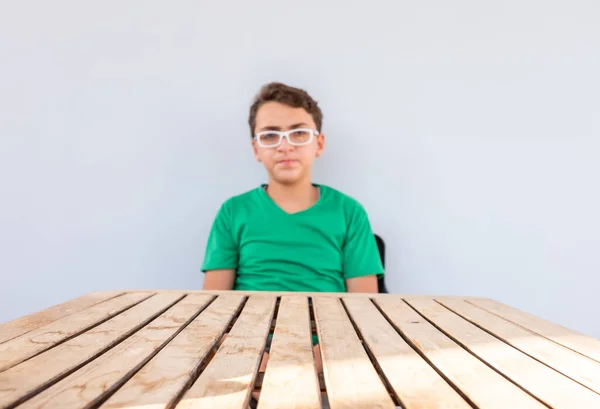 Menino Brincando Com Cores Usando Suas Mãos Seu Rosto — Fotografia de Stock