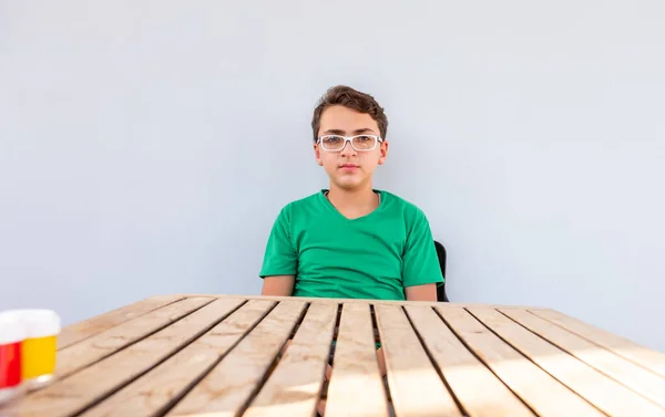 Menino Brincando Com Cores Usando Suas Mãos Seu Rosto — Fotografia de Stock