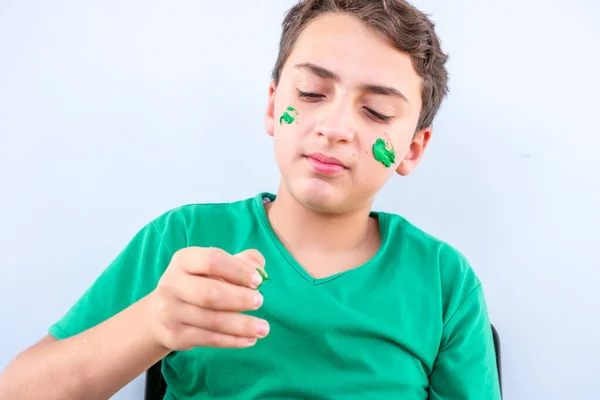 Menino Brincando Com Cores Usando Suas Mãos Seu Rosto — Fotografia de Stock