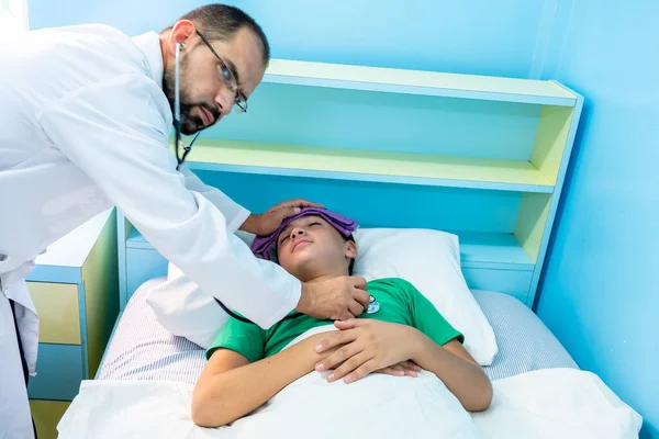 Doutor Verificando Seu Paciente Com Seu Estetoscópio — Fotografia de Stock