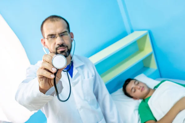 Doktor Kontroluje Svého Pacienta Stetoskopem — Stock fotografie