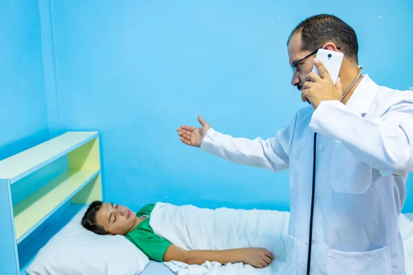 Doktor Telefonuje Svým Pacientem — Stock fotografie