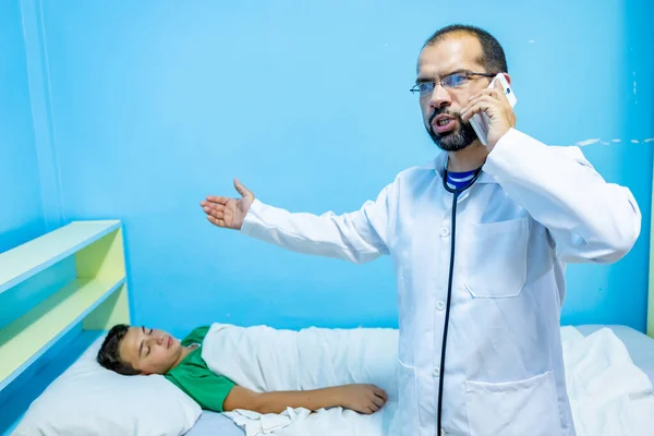Doctor Hablando Por Teléfono Lado Paciente — Foto de Stock