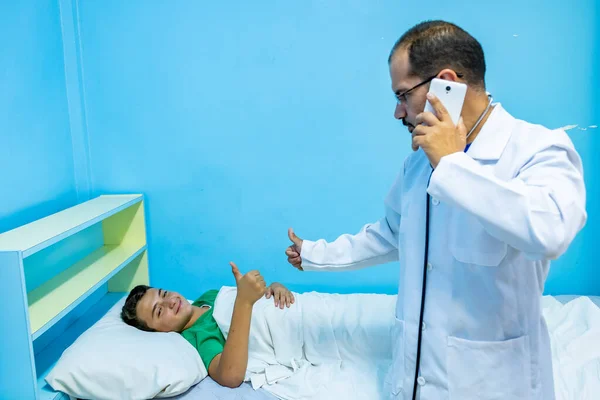 Doktor Telefonuje Svým Pacientem — Stock fotografie