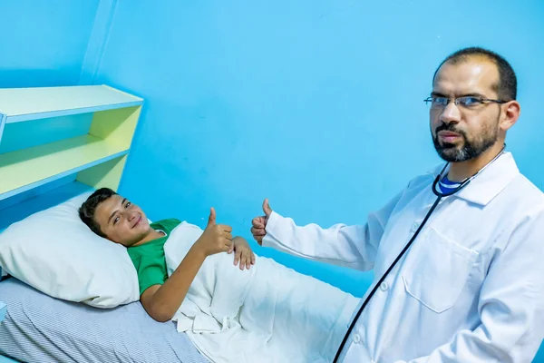 Doktor Pacient Zvedne Palec Aby Plně Zotavil — Stock fotografie