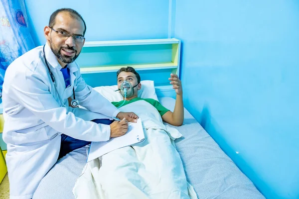 Doktor Kontroluje Svého Pacienta Zapisuje Jeho Výsledky — Stock fotografie