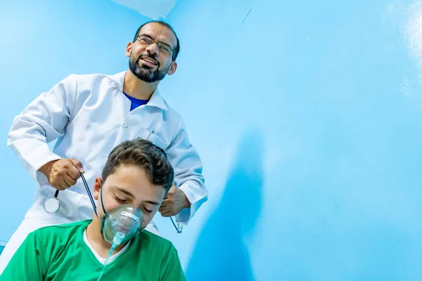 Doktor Snaží Zabít Svého Pacienta Udušením — Stock fotografie