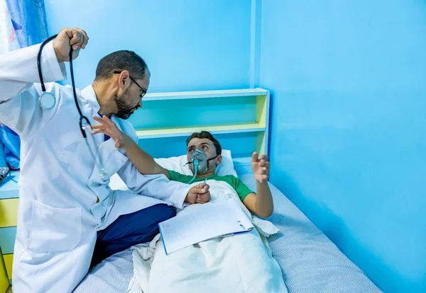 Doktor Zuřivě Bije Svého Pacienta — Stock fotografie