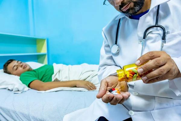 Doctor Dando Paciente Alguna Medicina —  Fotos de Stock