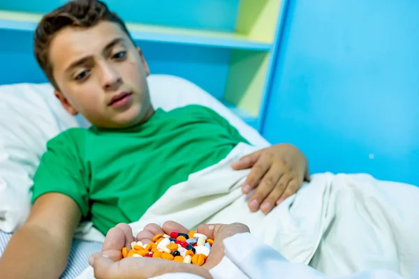 Doktor hastasına ilaç veriyor.