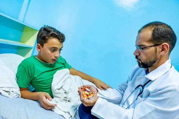 Doutor Dando Seu Paciente Algum Remédio — Fotografia de Stock