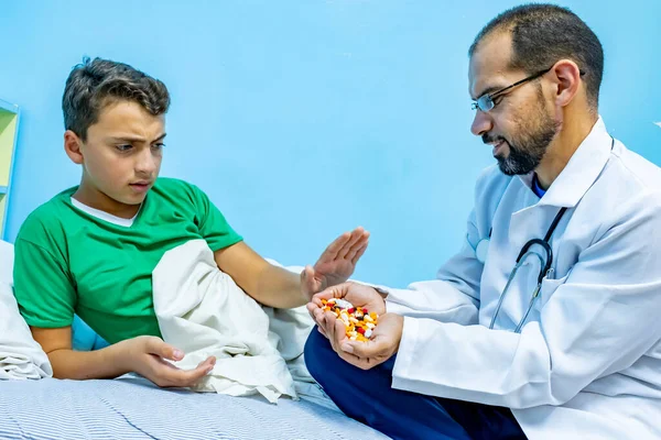 Γιατρός Δίνει Στον Ασθενή Του Κάποιο Φάρμακο — Φωτογραφία Αρχείου
