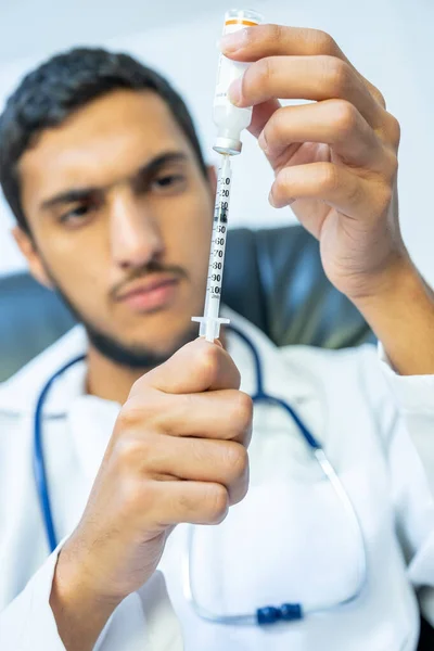 Doktor hastayı iğneyle tedavi ediyor.