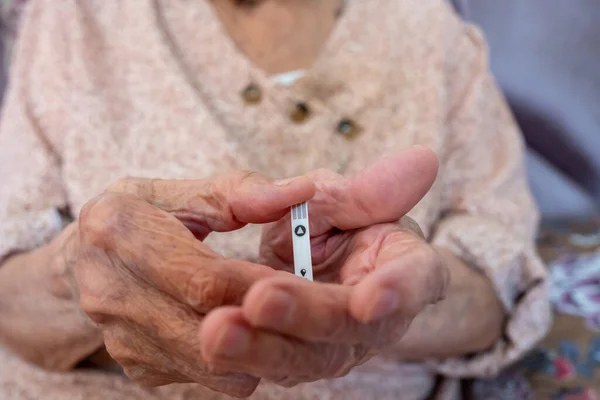 Old Woman Holding Sugar Level Measring Chip — Stock Photo, Image