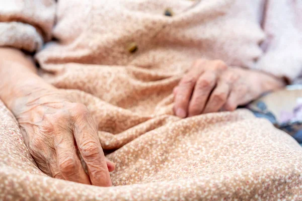 Old Woman Hand Her Legs — Stock Photo, Image