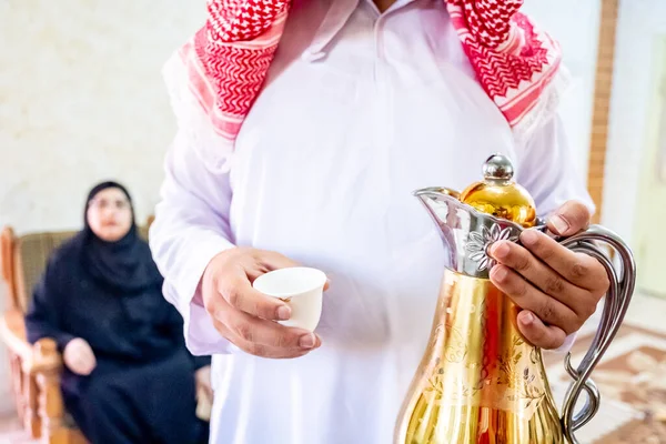 Arabský Muž Servíruje Kávu — Stock fotografie