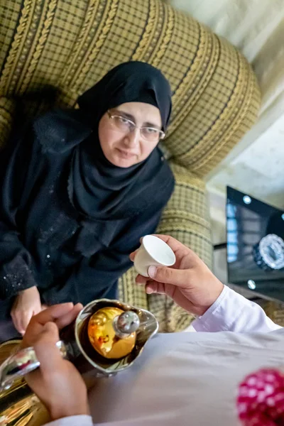 Homem Árabe Servindo Café — Fotografia de Stock