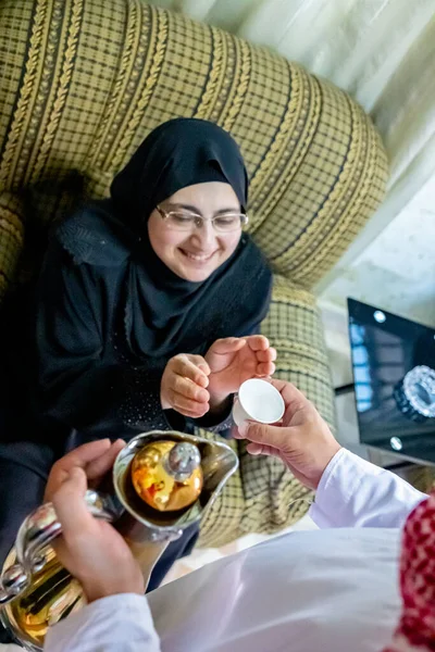 Hombre Árabe Sirviendo Café —  Fotos de Stock