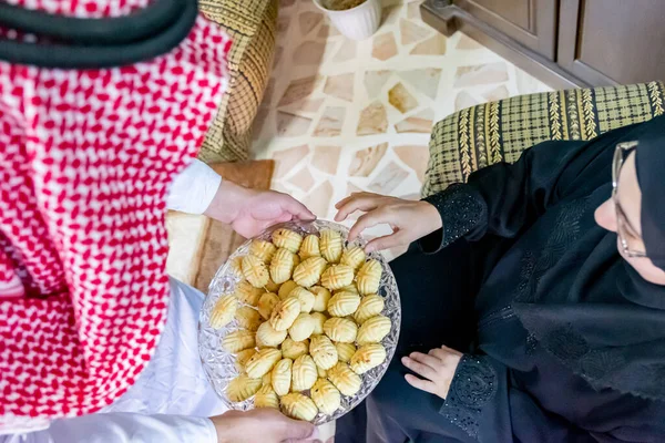 Mulher Árabe Comer Eid Doces — Fotografia de Stock