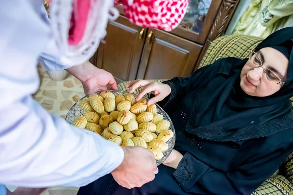 Mulher Árabe Comer Eid Doces — Fotografia de Stock