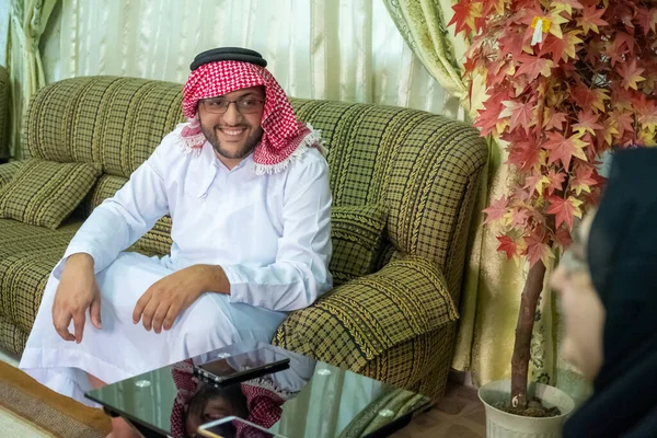 Kahve servisi yapan ve konuşan Arap adam