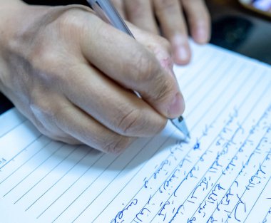 Kalemle kelimeler yazan bir kadın