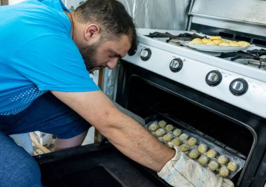 Bayram tatlıları pişiyor.