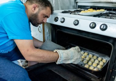 Bayram tatlıları pişiyor.