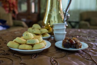 Tatlılar ve tarihler ve kahve