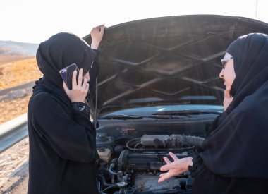 Arap kadın arabasının sokakta sorunları var
