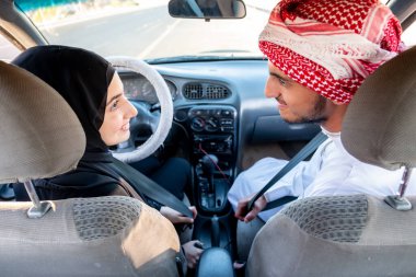 Arap erkek, Arap kadına araba kullanmayı öğretiyor