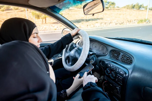 Két Arab Autót Vezet Míg Egyik Telefonon Beszél — Stock Fotó