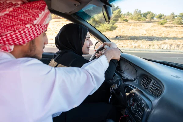 Arabski Mężczyzna Uczy Arabski Kobieta Jazdy — Zdjęcie stockowe