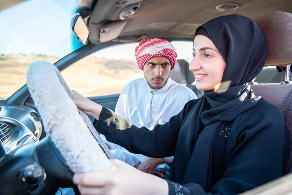 Arabski Mężczyzna Uczy Arabski Kobieta Jazdy — Zdjęcie stockowe
