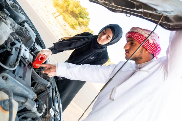 Arabic Woman Her Husband Pouring Oil Car Engine — Stock Photo, Image